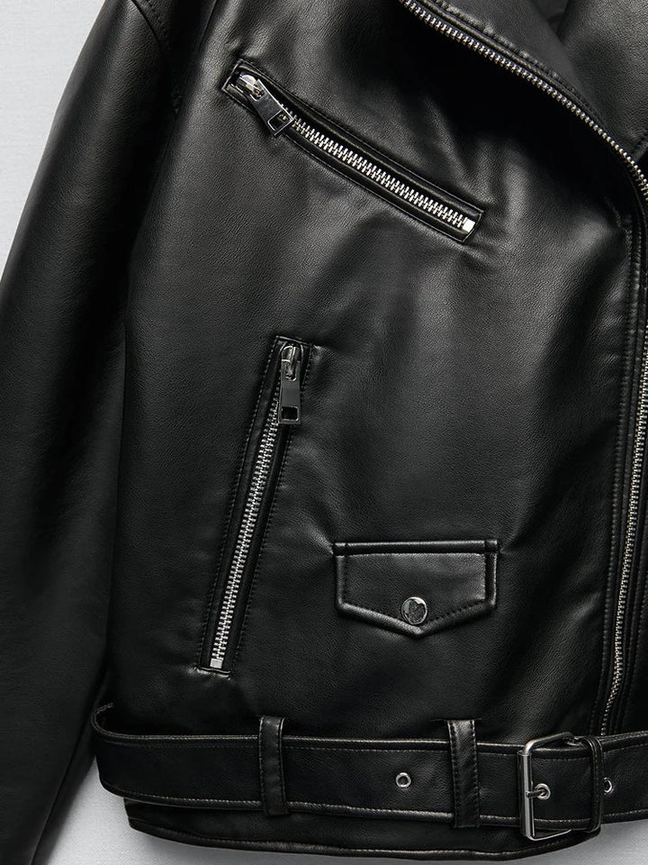 Zwart leren dames bikerjack met losse pasvorm en stijlvolle riem, perfect voor lente en herfstmodetrends.