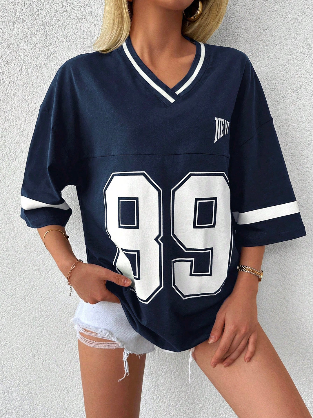 Veelzijdig zwart oversized dames honkbalshirt. Comfortabel en trendy, geschikt voor diverse casual outfits.
