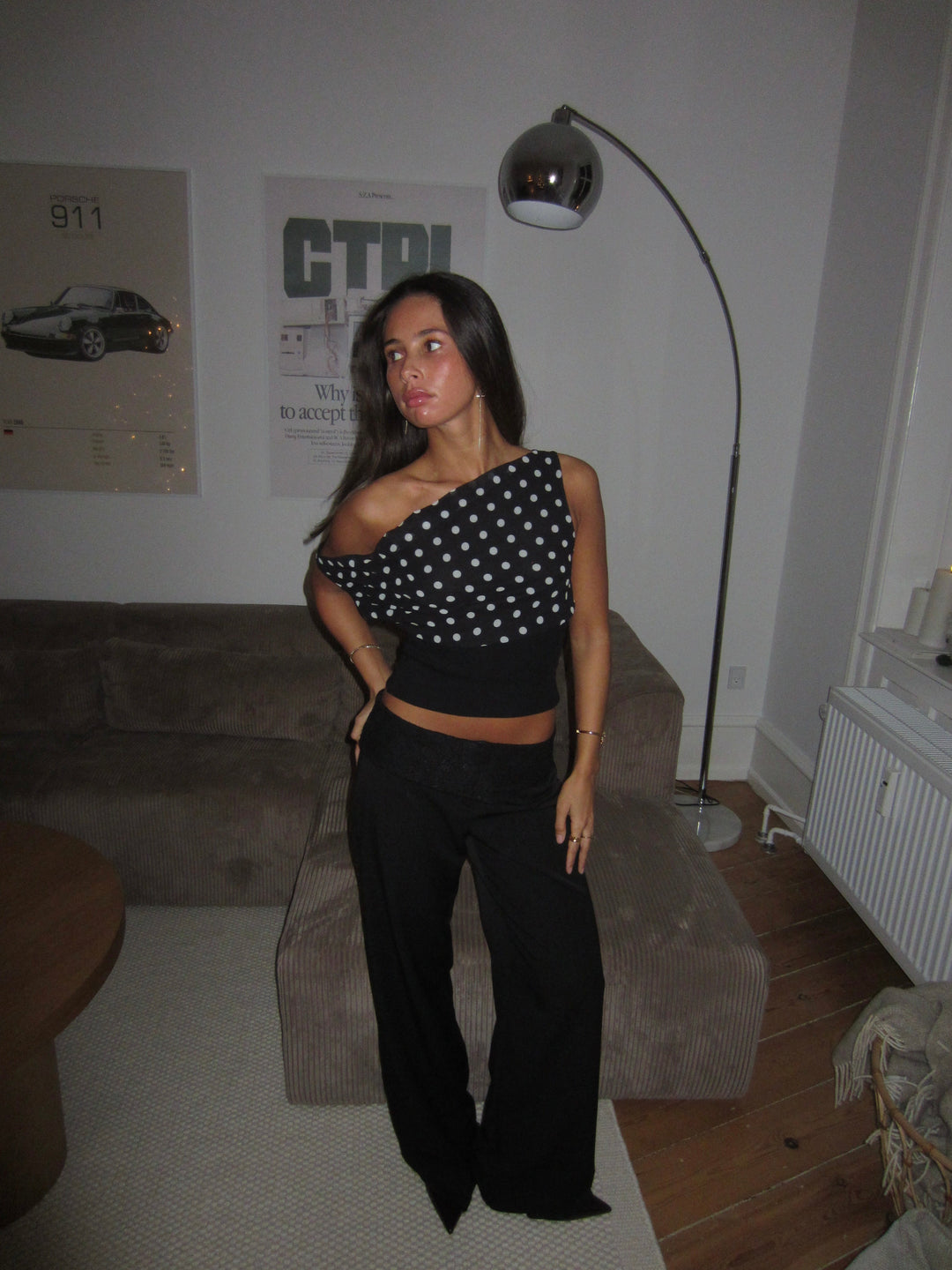 "Zwart-witte polkadot dames top met verstelbare striksluiting voor elegante pasvorm, luchtige stof en vintage flair."