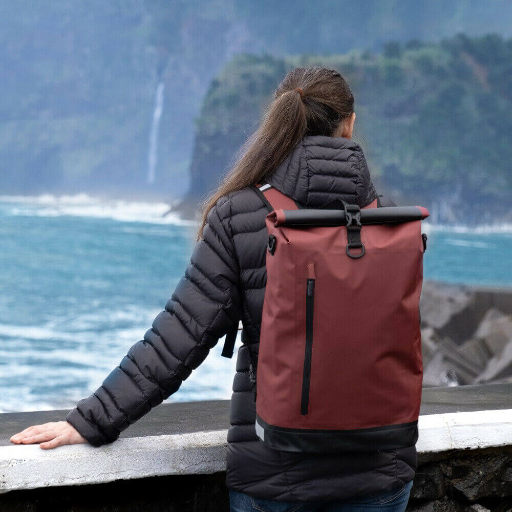 Zwarte multifunctionele tas voor fietsen, outdoor en dagelijks gebruik, inclusief rugzak functie.