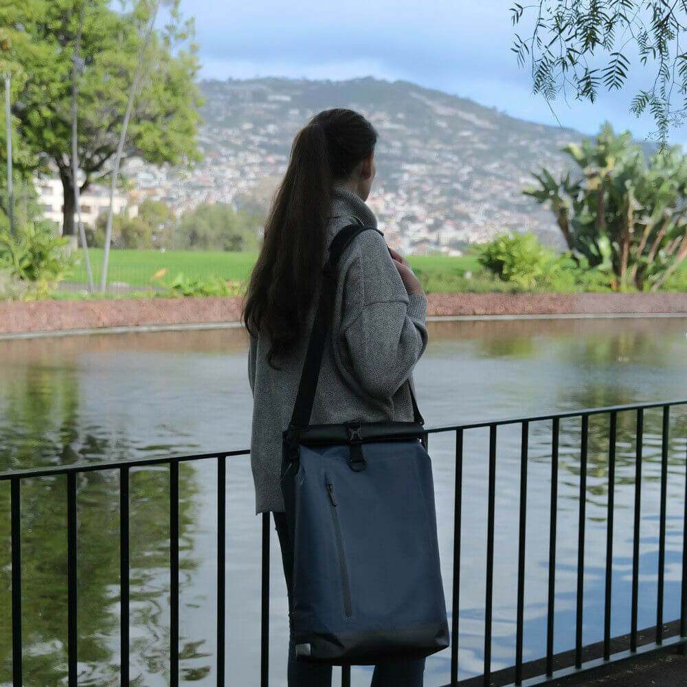 Grijze 3-in-1 fietstas met waterdichte coating, geschikt voor laptops en dagelijkse benodigdheden.