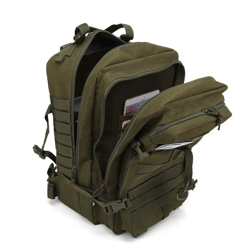 Ruime 50L waterdichte tactische rugzak met veel vakken voor georganiseerde outdoor survival uitrusting.
