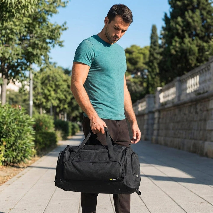 Zwarte 60L TravelPort duffeltas met meerdere vakken, ideaal voor reizen, sport of een weekendje weg.