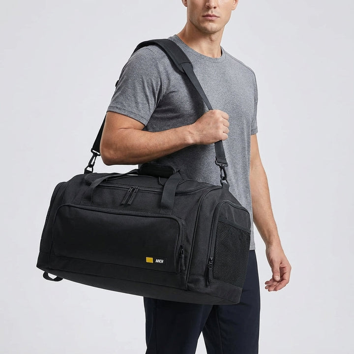 Grote 60L duffeltas/reistas met meerdere vakken, perfect voor sportkleding of weekendtrip benodigdheden.