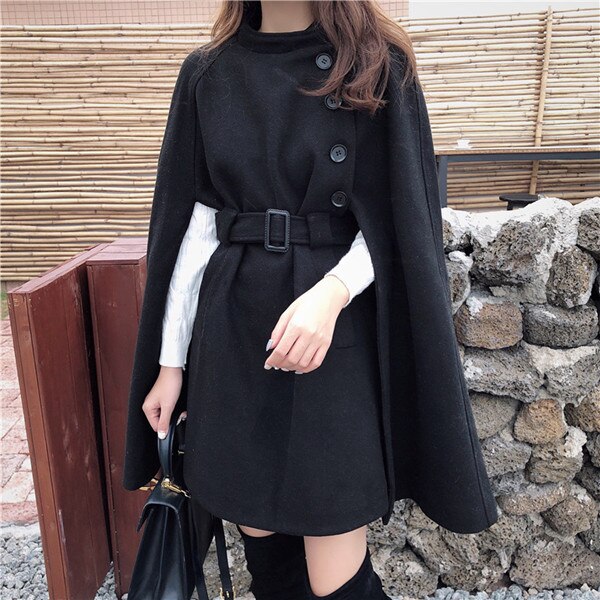 Kaki dames jas met cape, een stijlvolle en moderne trenchcoat voor een elegante look.