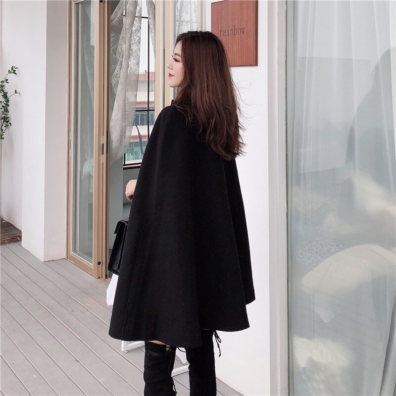 Stijlvolle zwarte AlishasJacket voor dames, een elegante jas met cape, ideaal voor elk seizoen.
