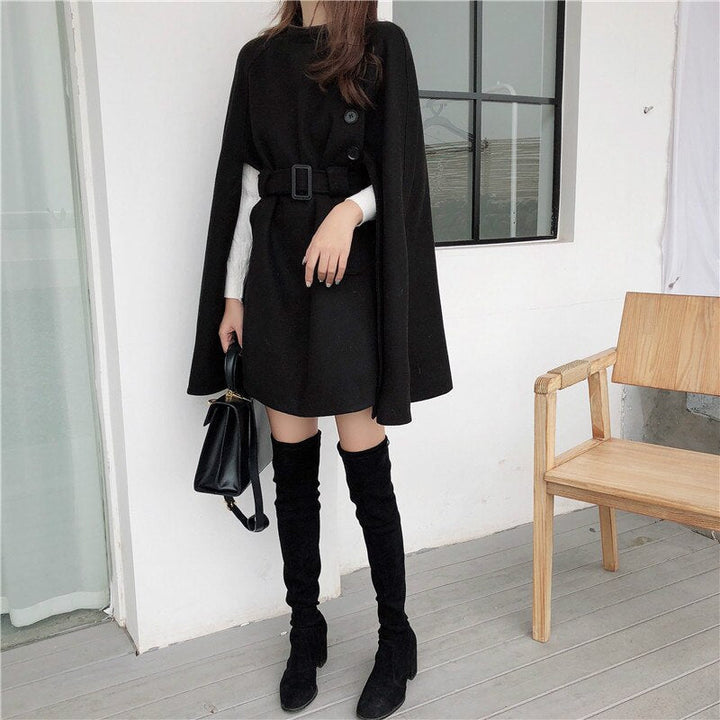 Moderne dames bovenkleding: kaki trenchcoat met sierlijke cape. Voegt elegantie toe aan elke outfit.