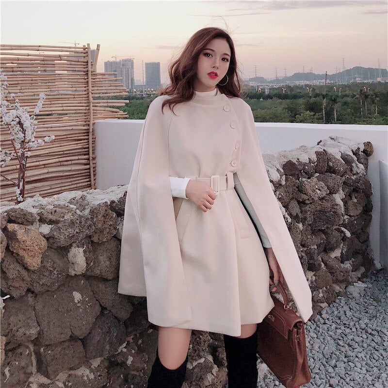 Chique dames cape jas, een elegante zwarte trenchcoat die elke vrouwen outfit verheft. Tijdloze mode.