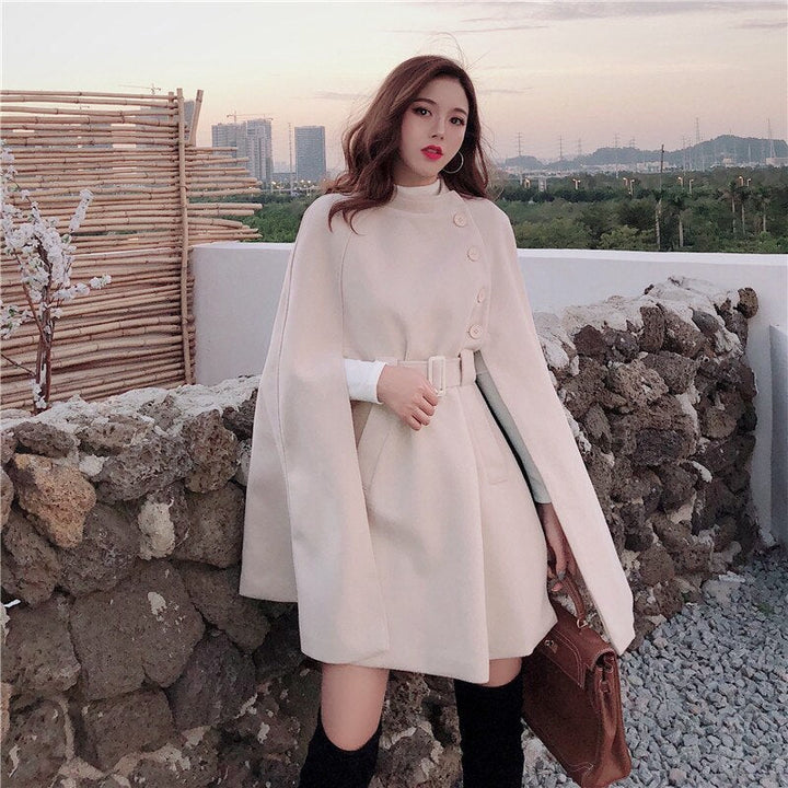 Chique dames cape jas, een elegante zwarte trenchcoat die elke vrouwen outfit verheft. Tijdloze mode.