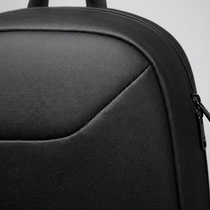 Handige anti-diefstal reisrugzak met USB-poort voor opladen. Comfortabel en veilig voor al je zakelijke benodigdheden.
