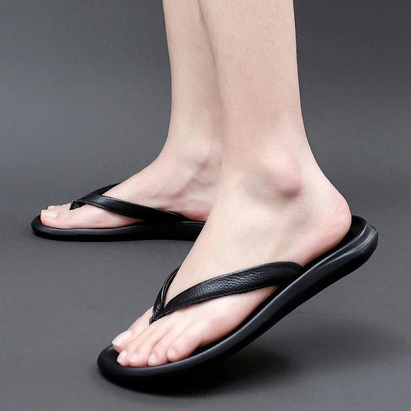 Trendy heren 'Dario' slippers in zwart, met antislip voor optimale grip en zomerse stijl.