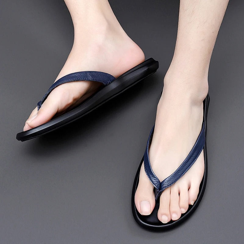 Zwarte en blauwe 'Dario' herenslippers van leer, comfortabel en antislip voor elke gelegenheid.