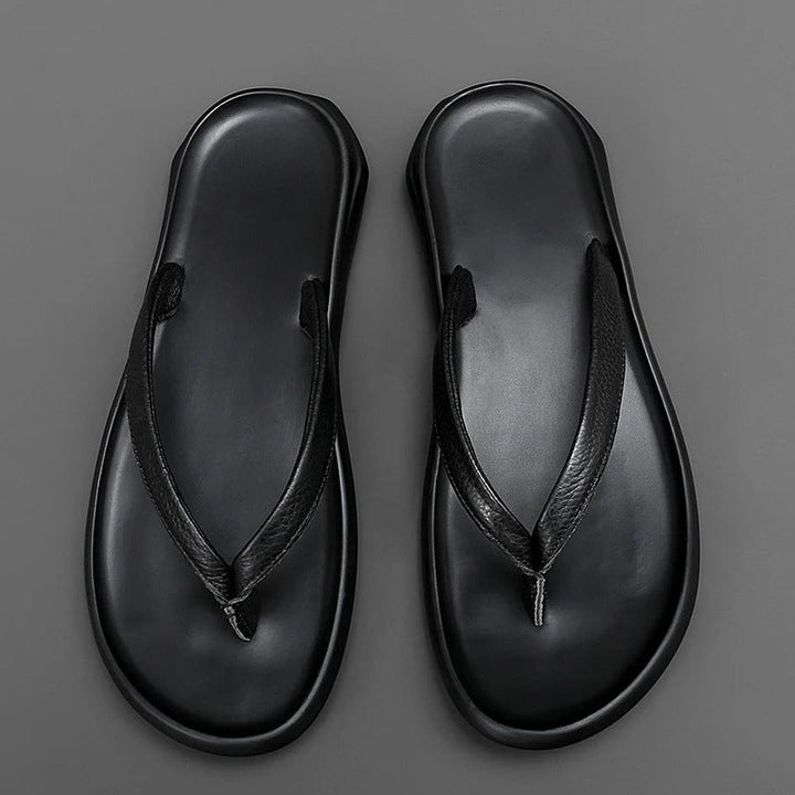 Stijlvolle herenslippers 'Dario' van leer, antislip en comfortabel voor de casual zomerlook.