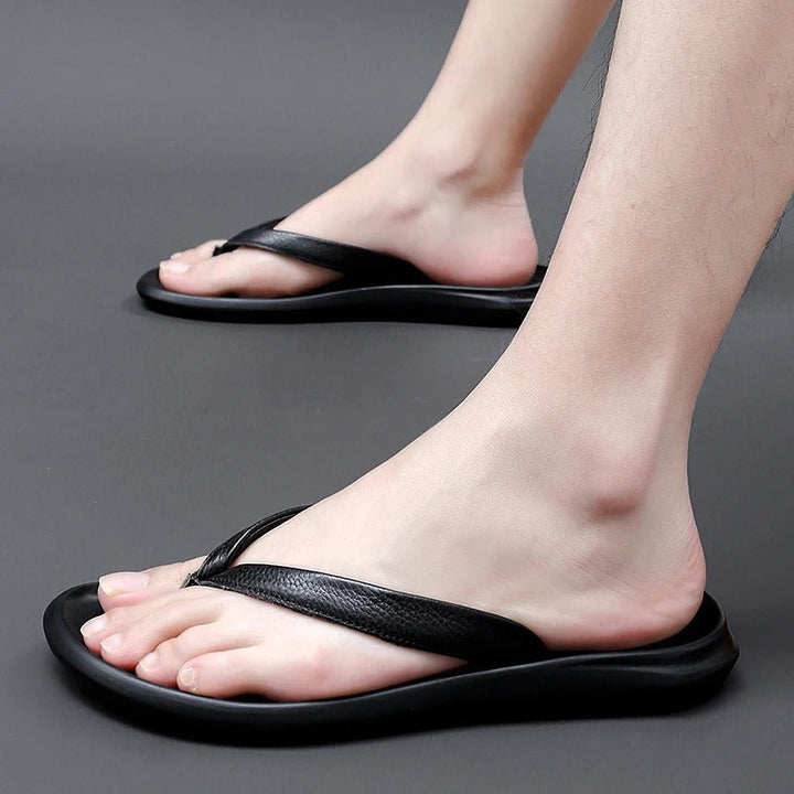 De 'Dario' herenslipper: comfortabel leer en een antislipzool voor alle zomeractiviteiten.