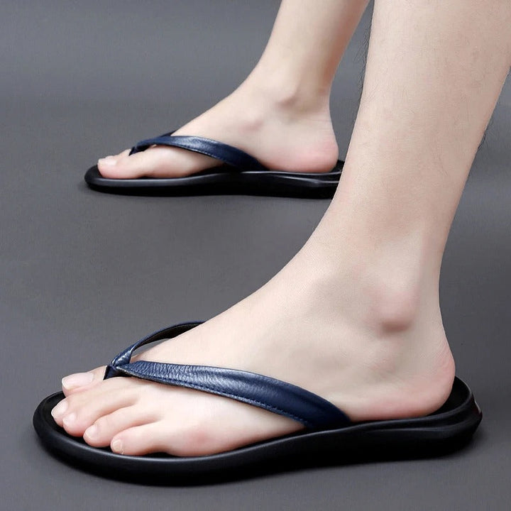 Casual blauwe 'Dario' herenslippers, antislip en ademend, ideaal voor warme zomerdagen.