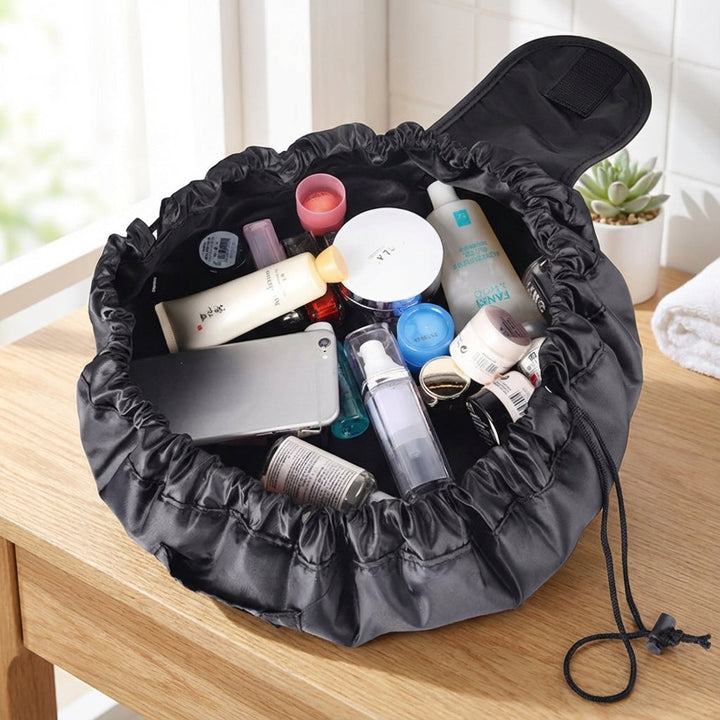 Zwarte CarryFold trekkoord cosmetica organizer voor vrouwen, ideaal voor make-up en accessoires op reis, compact en draagbaar.