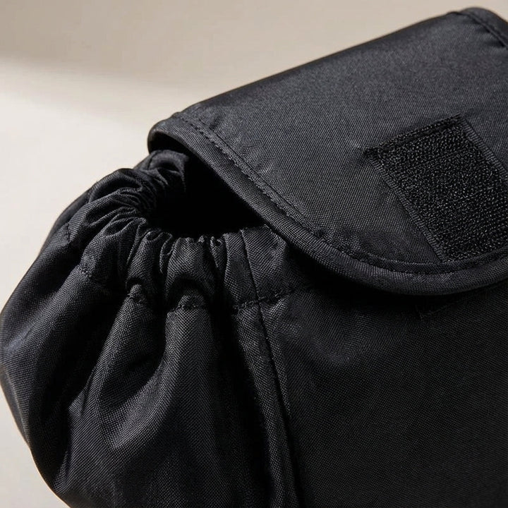 Compacte zwarte make-up tas met trekkoord, CarryFold organizer voor cosmetica, perfect voor reizen en dagelijks gebruik.