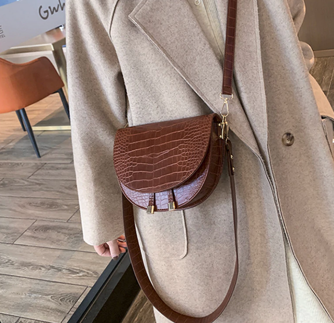 Zwarte Chelsey crossbody tas met krokodillenprint. Stijlvolle en praktische dames schoudertas van vegan leer.
