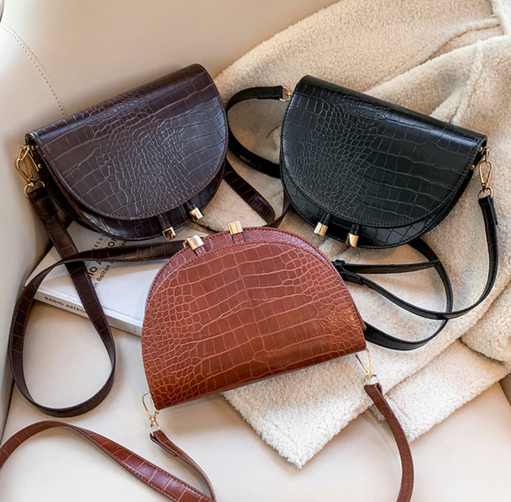 Chocolade bruine crossbody tas met krokodillenprint. Stijlvolle en praktische handtas van vegan leer.