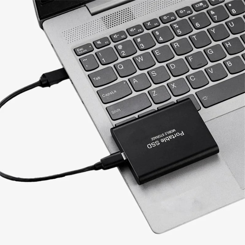 Zwarte, compacte externe SSD met grote opslagcapaciteit voor snelle data-overdracht via USB 3.1.