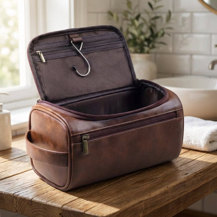 Zwarte compacte unisex reistoilettas voor georganiseerd reizen. Perfect voor al je verzorgingsproducten.