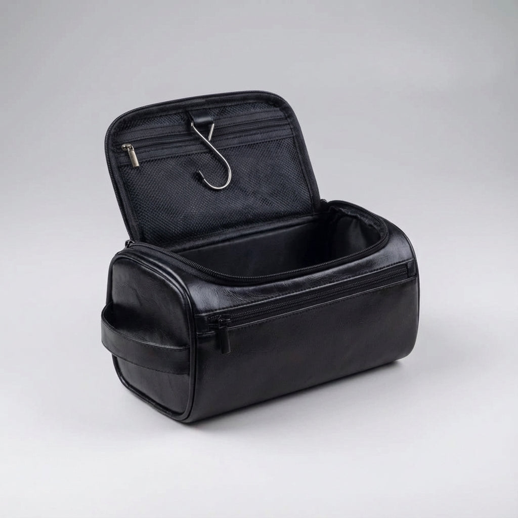 Compacte unisex reistoilettas, zwart, naast reisbagage. Handig voor badkamerartikelen onderweg.