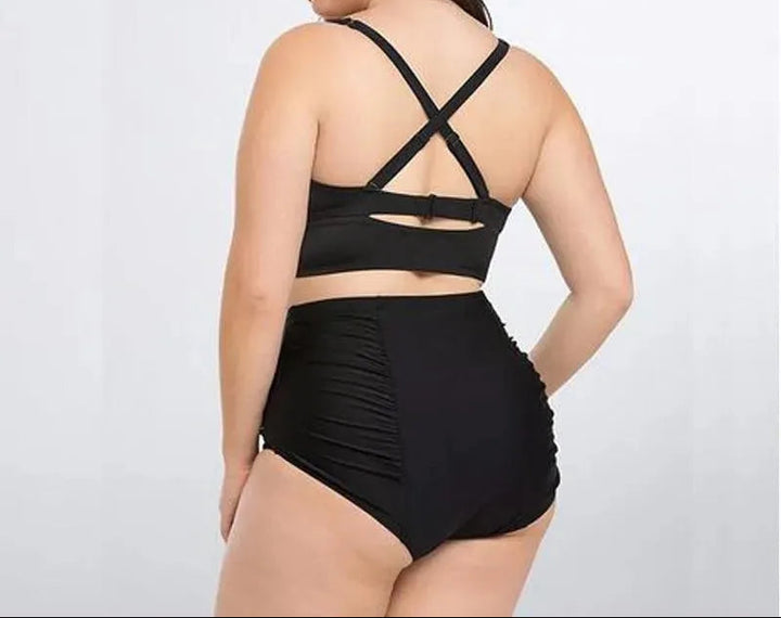 Dames zwarte bikiniset: flatterende haltertop en hoge taille bikini broekje voor de zomer.