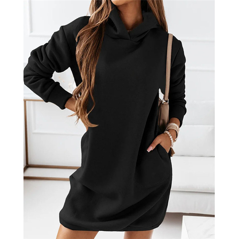 Zwarte dames hoodie jurk met lange mouwen en capuchon, comfortabel en casual voor een moderne streetstyle look.