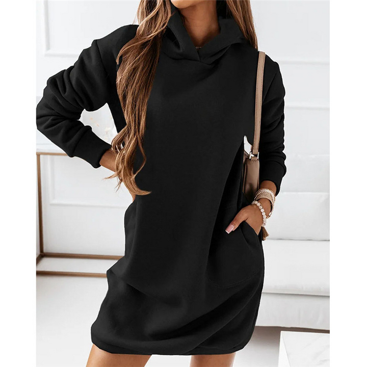 Zwarte dames hoodie jurk met lange mouwen en capuchon, comfortabel en casual voor een moderne streetstyle look.