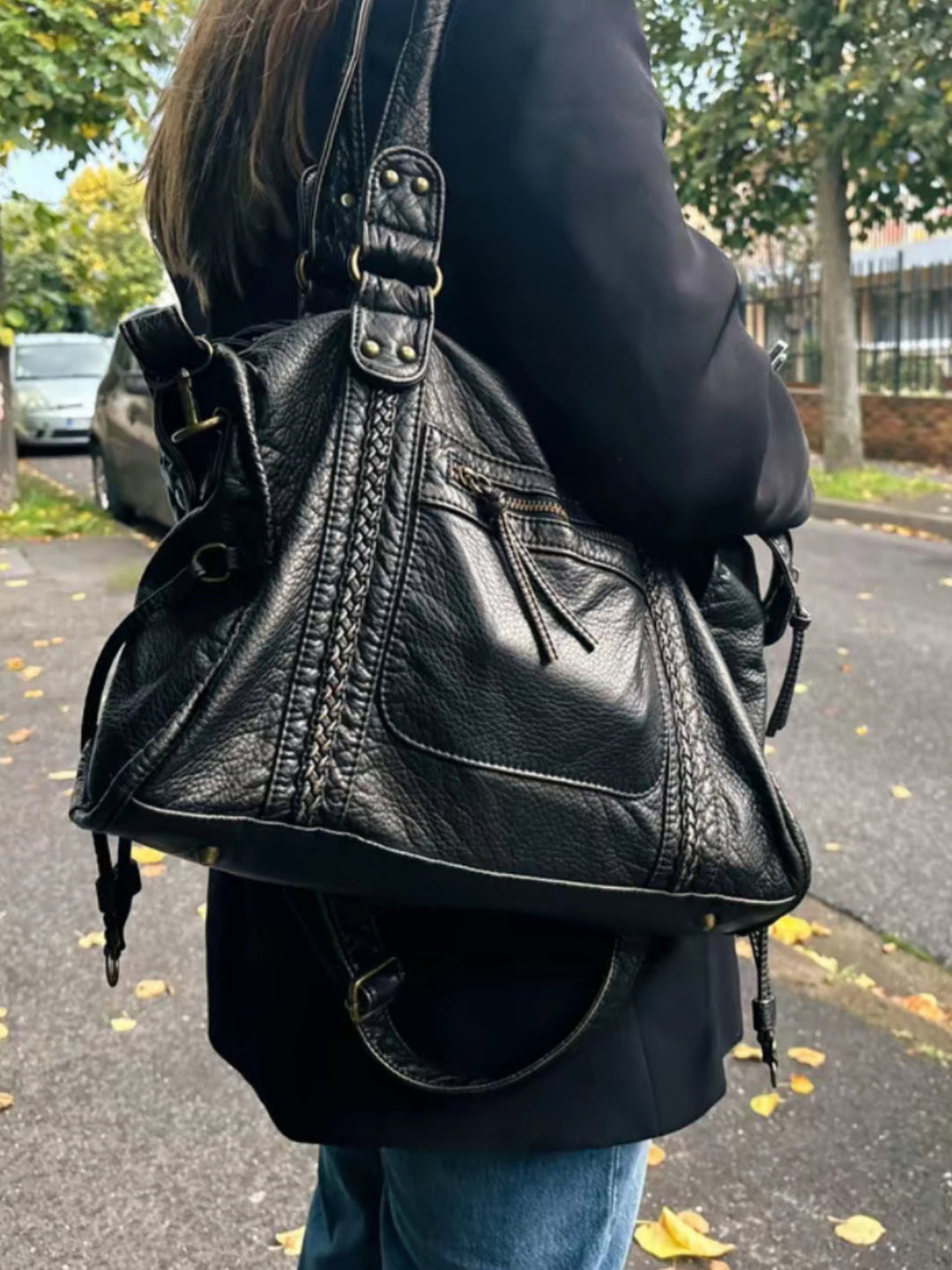 Compacte zwarte dames crossbodytas van soepel veganistisch leer, perfect voor onderweg.