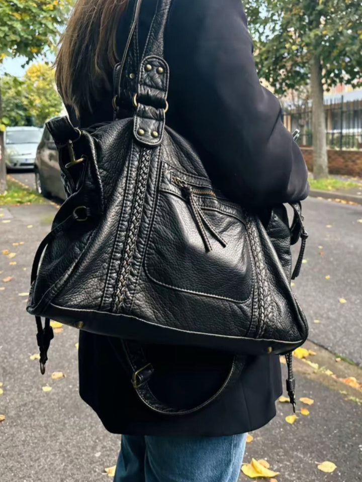 Compacte zwarte dames crossbodytas van soepel veganistisch leer, perfect voor onderweg.