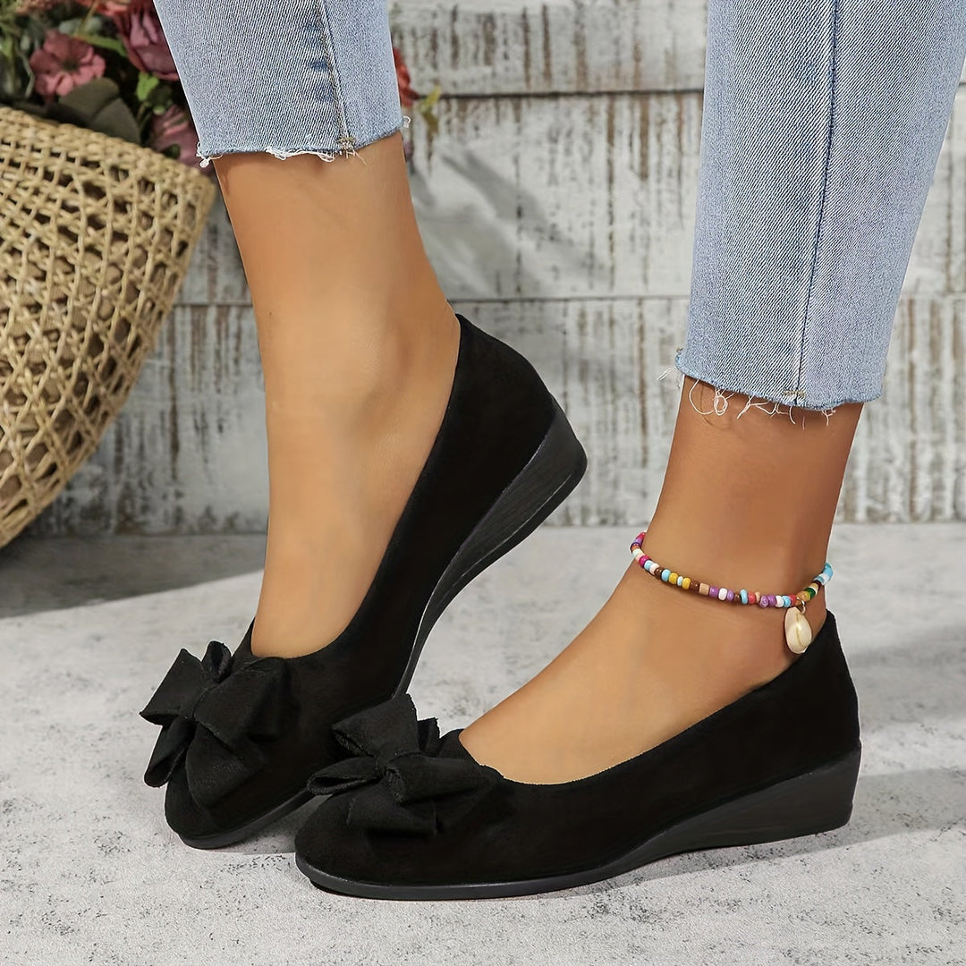 Zwarte dames sleehak ballerina's met elegant strikdetail, comfortabel en casual.