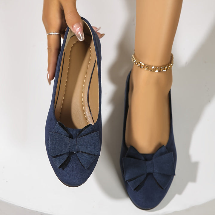 Blauwe damesschoenen: comfortabele sleehak ballerina's met strikdetail, slip-on model.