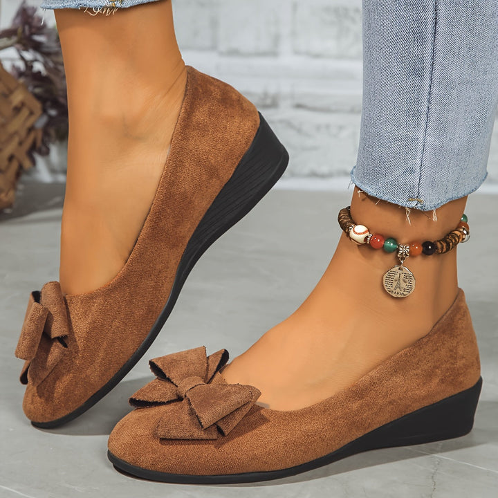 Elegante zwarte slip-on ballerina's met sleehak, comfort en strikdetail voor dames.