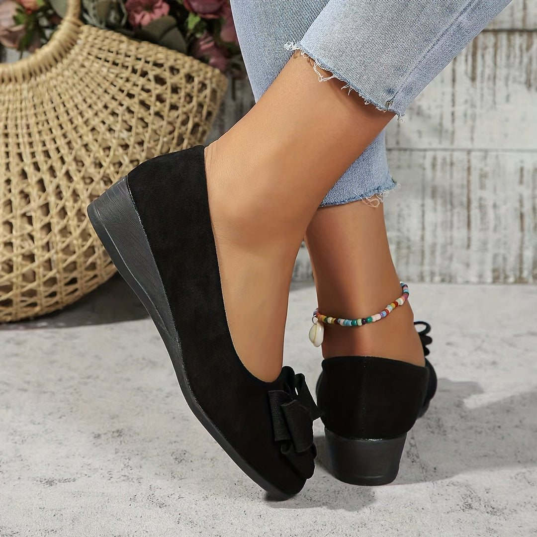 Grijze slip-on ballerina's met lage sleehak en strik, perfect voor zomerse dagen.