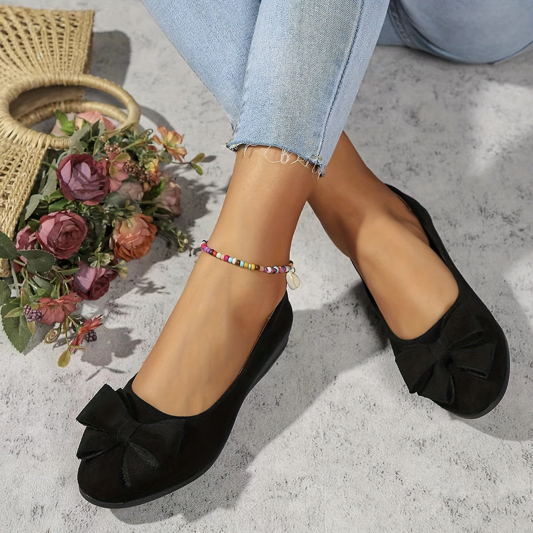 Bruine damesschoenen: comfortabele sleehak ballerina's met decoratief strikdetail.