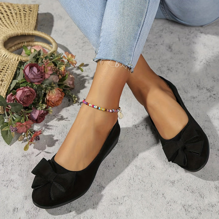 Bruine damesschoenen: comfortabele sleehak ballerina's met decoratief strikdetail.
