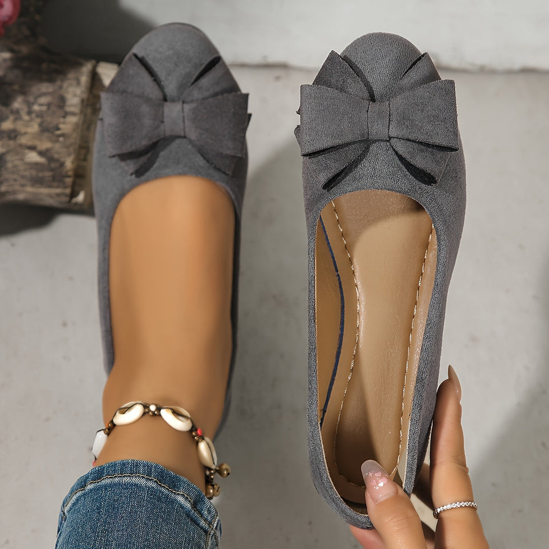 Bruine elegante dames ballerina's met lage sleehak en strik, comfortabel en chic.