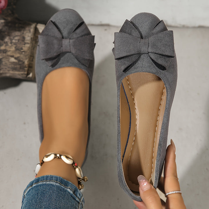 Bruine elegante dames ballerina's met lage sleehak en strik, comfortabel en chic.
