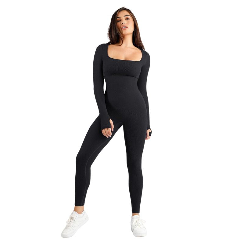 Zwarte dames sportieve jumpsuit Mira met vierkante hals, slim fit. Perfect voor yoga, fitness en comfortabele trainingskleding.
