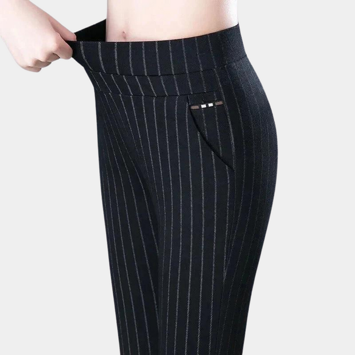 Comfortabele damesbroek met hoge taille en stretchstof, accentueert figuur en biedt bewegingsvrijheid.