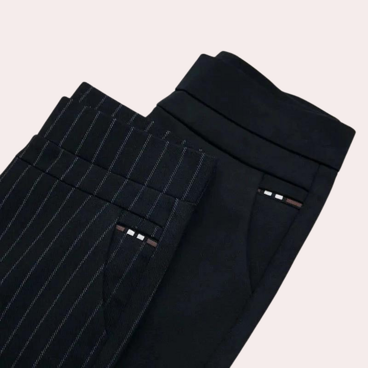 Zwarte comfortabele dames stretchbroek, hoge taille. Essentieel voor elke veelzijdige, stijlvolle outfit.