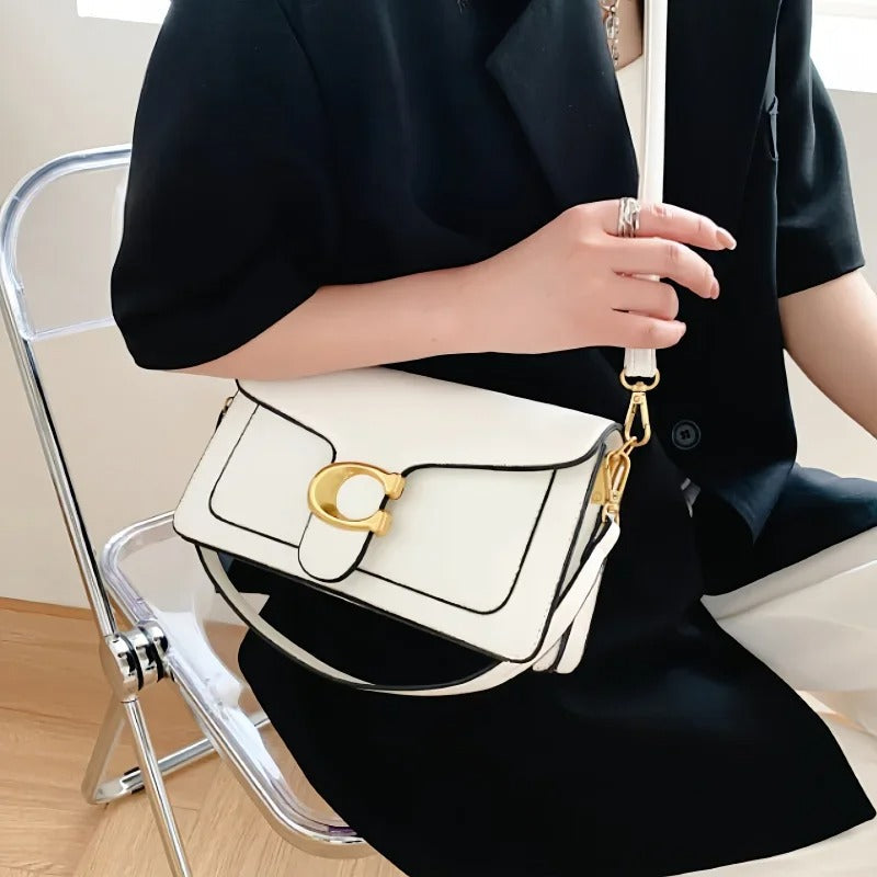 Stijlvolle witte dames schoudertas, perfect als veelzijdig mode-accessoire met georganiseerde compartimenten.
