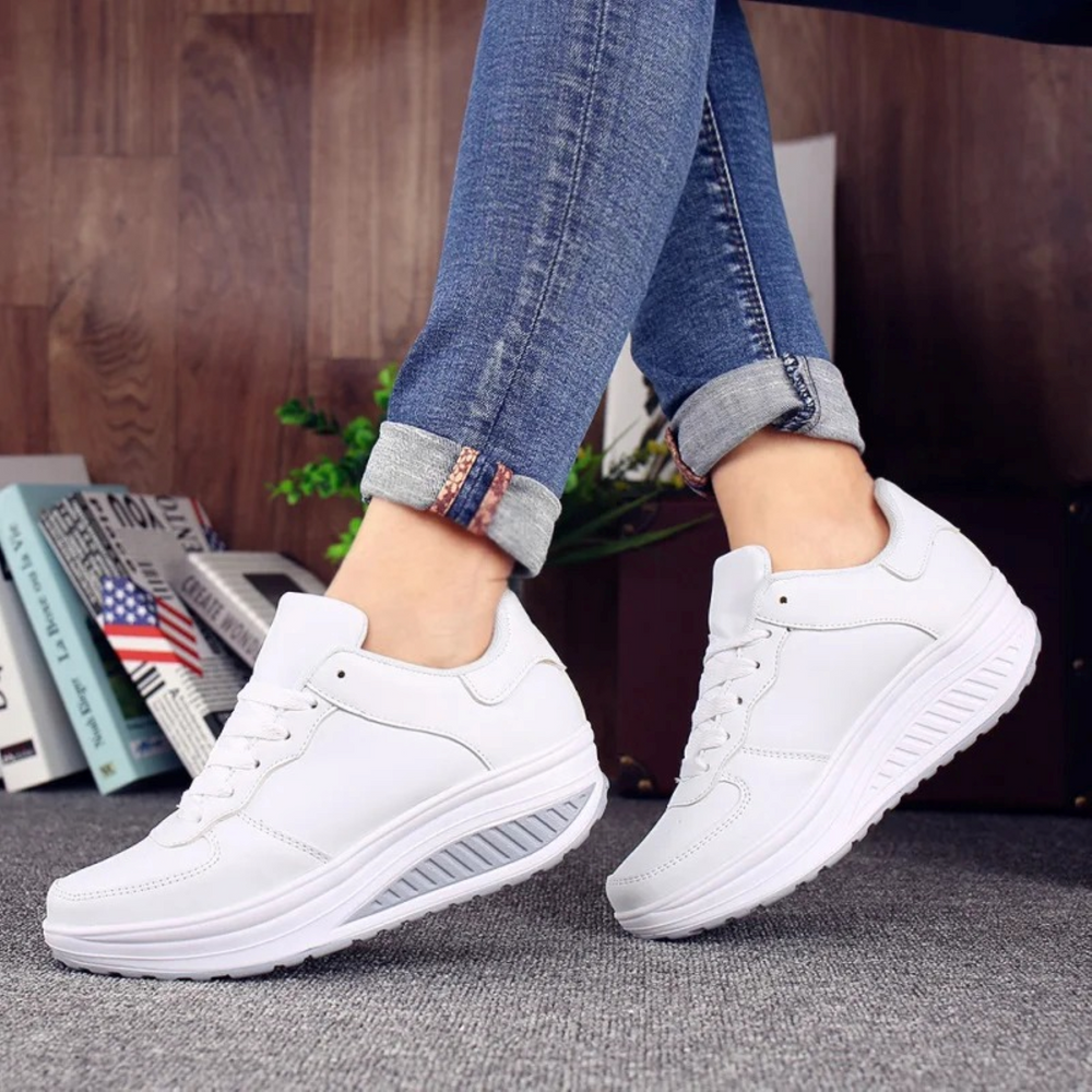 Stijlvolle zwarte leren dames sneakers (FlexiStep) met anti-slip zool voor grip en comfortabele ondersteuning.
