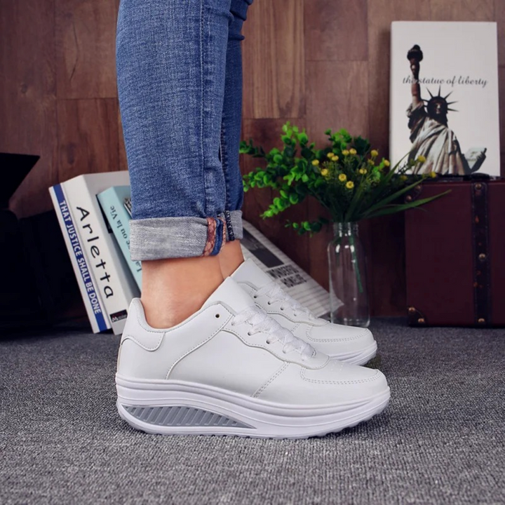 Comfortabele FlexiStep orthopedische dames sneakers in zwart leer, perfect voor dagelijkse stijl en voetondersteuning.