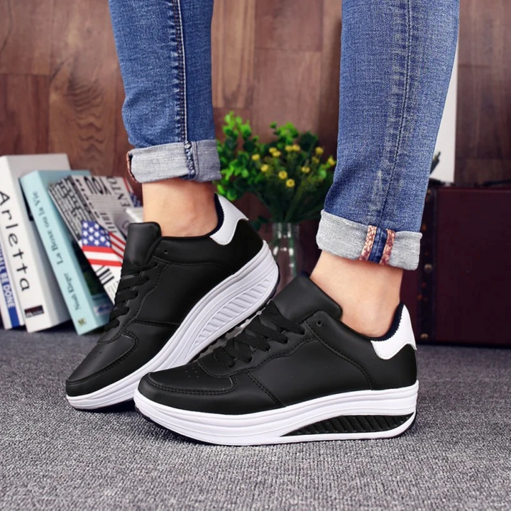 Lichtgewicht zwarte FlexiStep orthopedische dames sneakers, ontworpen voor comfort en langdurig dagelijks gebruik.