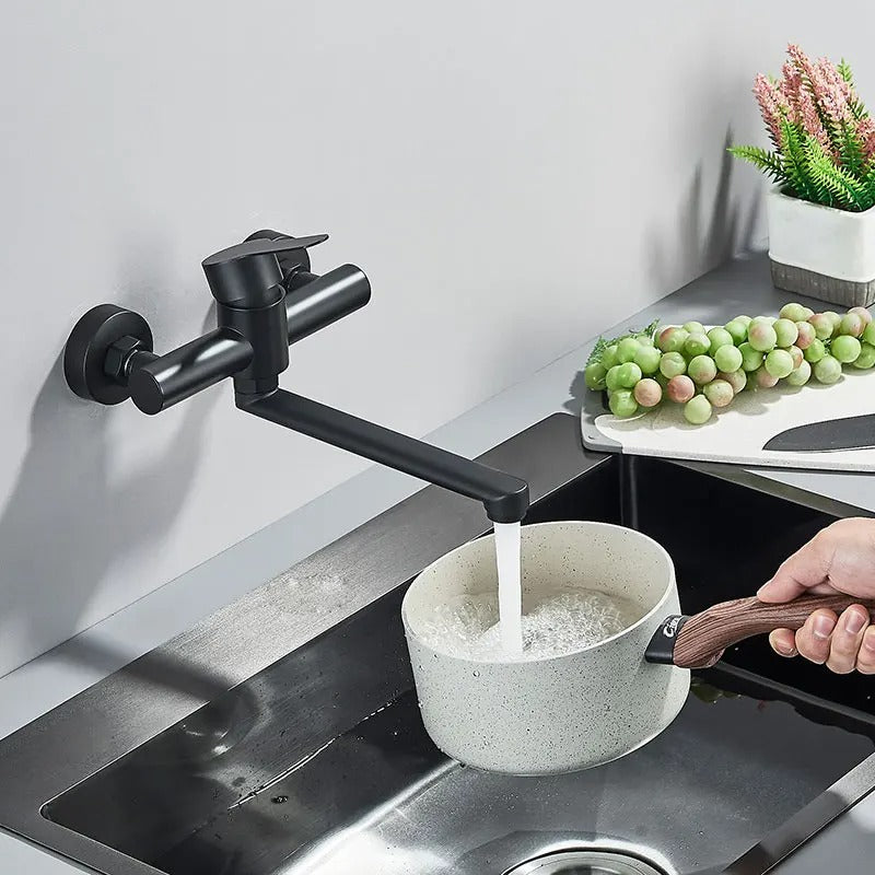Moderne zwarte wandkraan mengkraan met dubbele hendel, ruimtebesparend design voor keuken of badkamer.