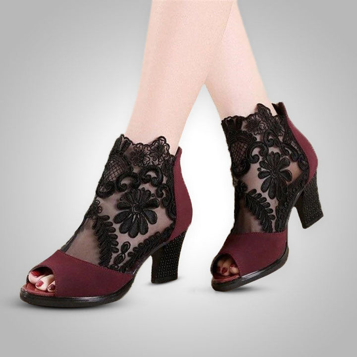 Zwarte Flower Heels™ voor dames, elegant met bloemdetail, perfect voor stijlvolle avondgelegenheden.