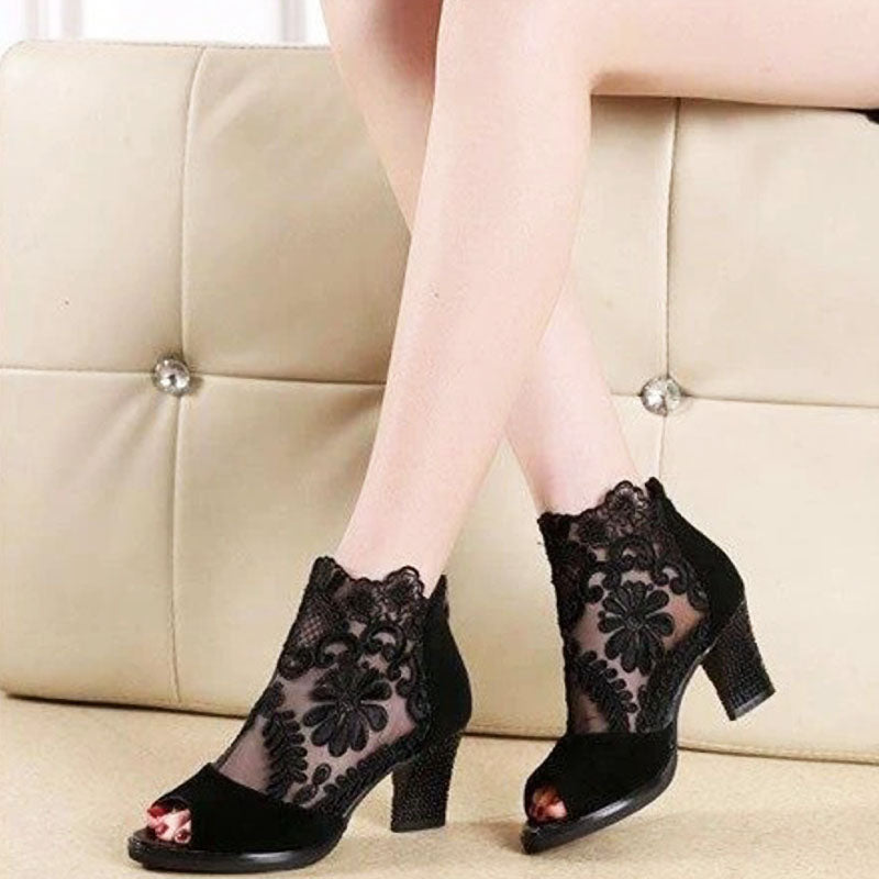 Elegante Flower Heels™ in dieprode rodewijn kleur, stijlvolle damesschoenen met bloemen voor avondmode.