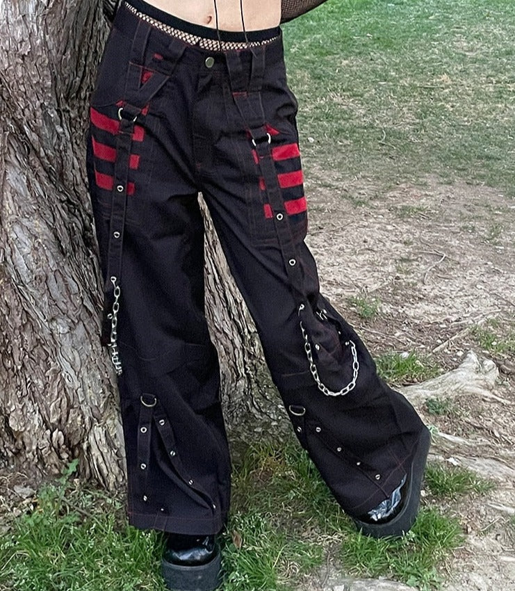 Unieke zwarte gothic damesbroek, een trendy statement voor liefhebbers van alternatieve en punk mode.